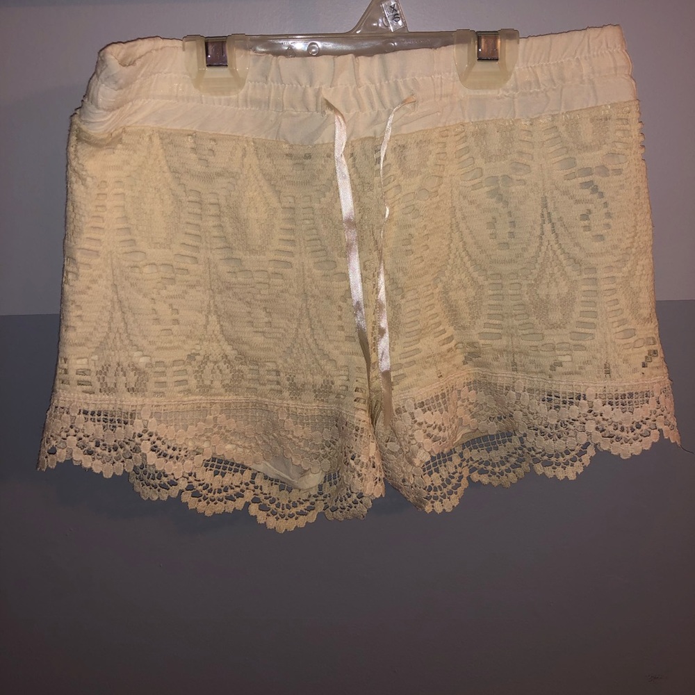 Girls lace cream shorts